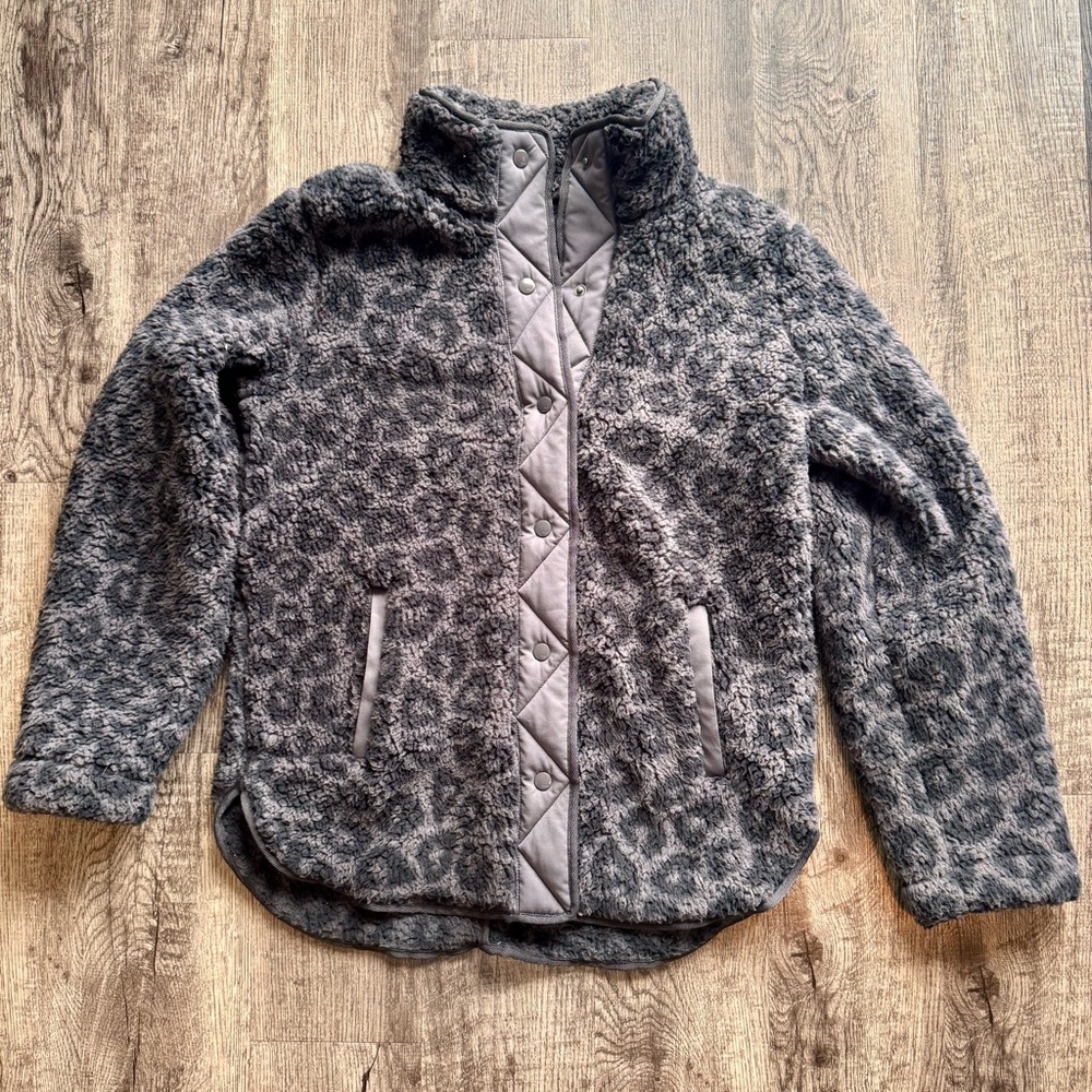 Abercrombie Gray Leopard Print Sherpa